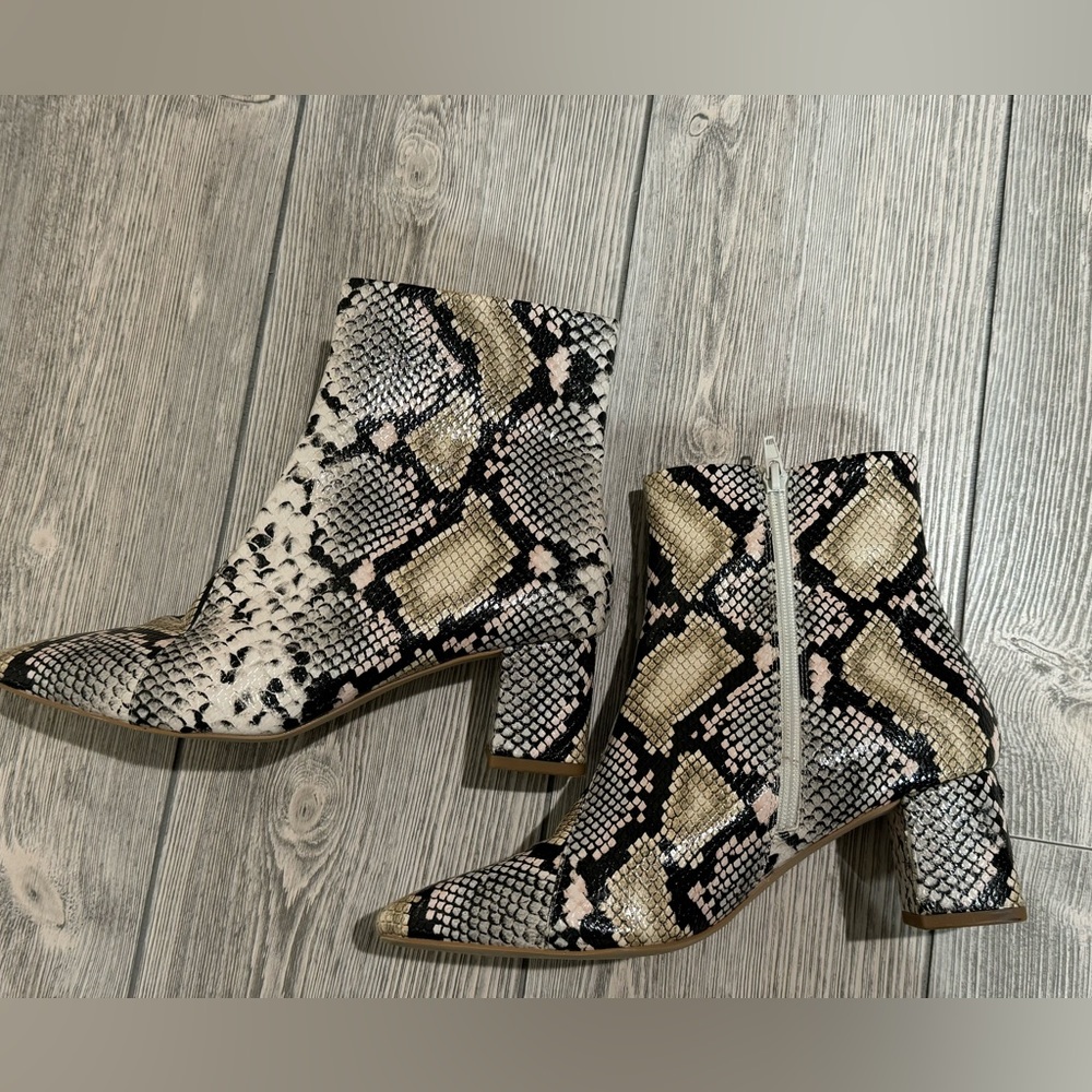 Cocoa Faux Snakeskin Ankle Boots Size 8.5, Vegan Leather, 2.25 inch heel - Picture 7 of 9